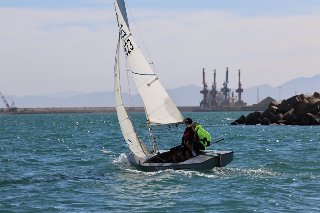 Embarcación de vela ligera compitiendo en la regata Memorial Antonio Pérez.