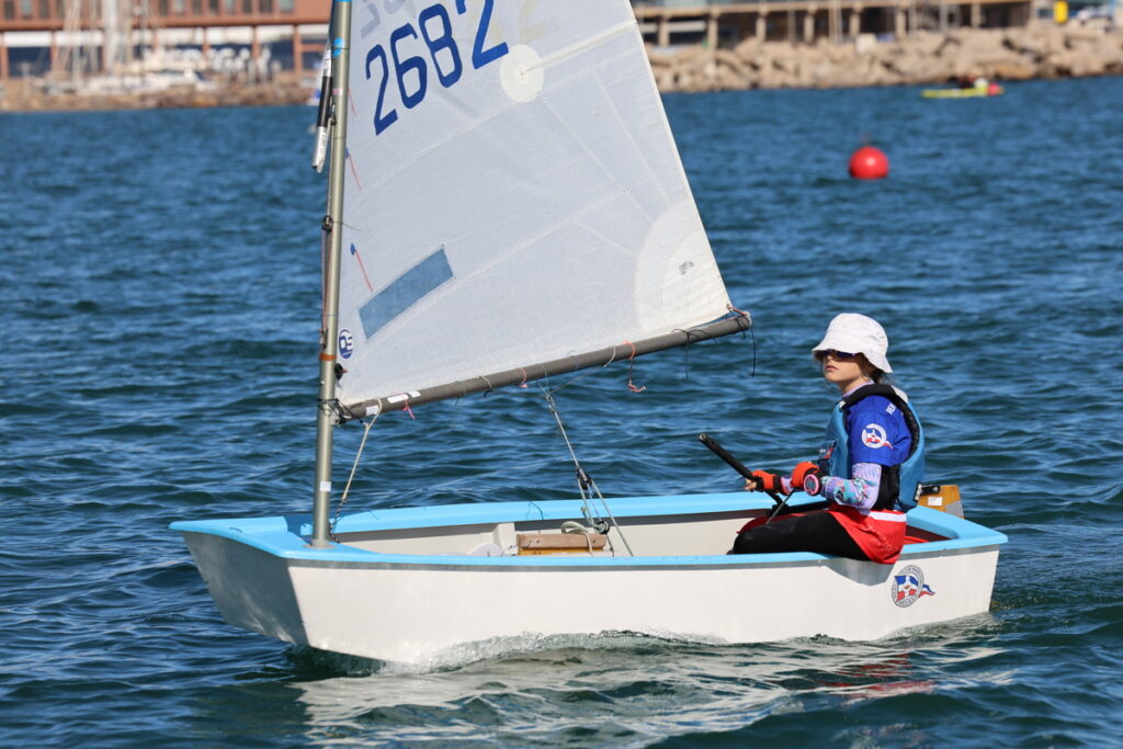 Joven navegante en una embarcación de vela ligera durante la regata