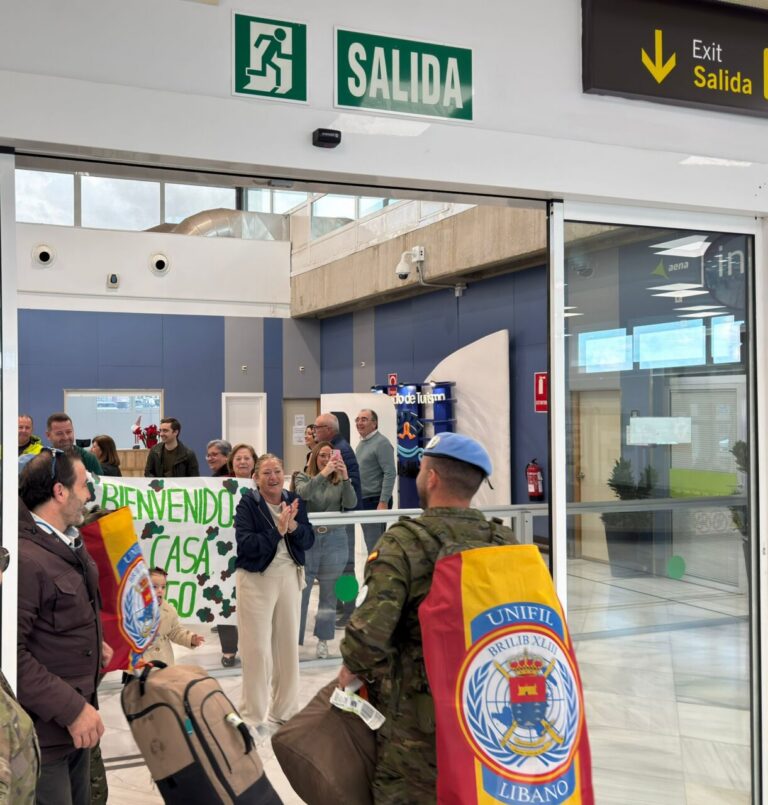 Militares regresando a Melilla tras misión en Líbano con familiares aplaudiendo.