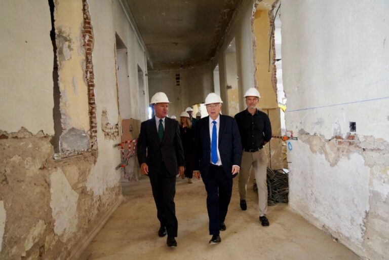 Visita a las obras de rehabilitación del antiguo edificio de Correos en Melilla.