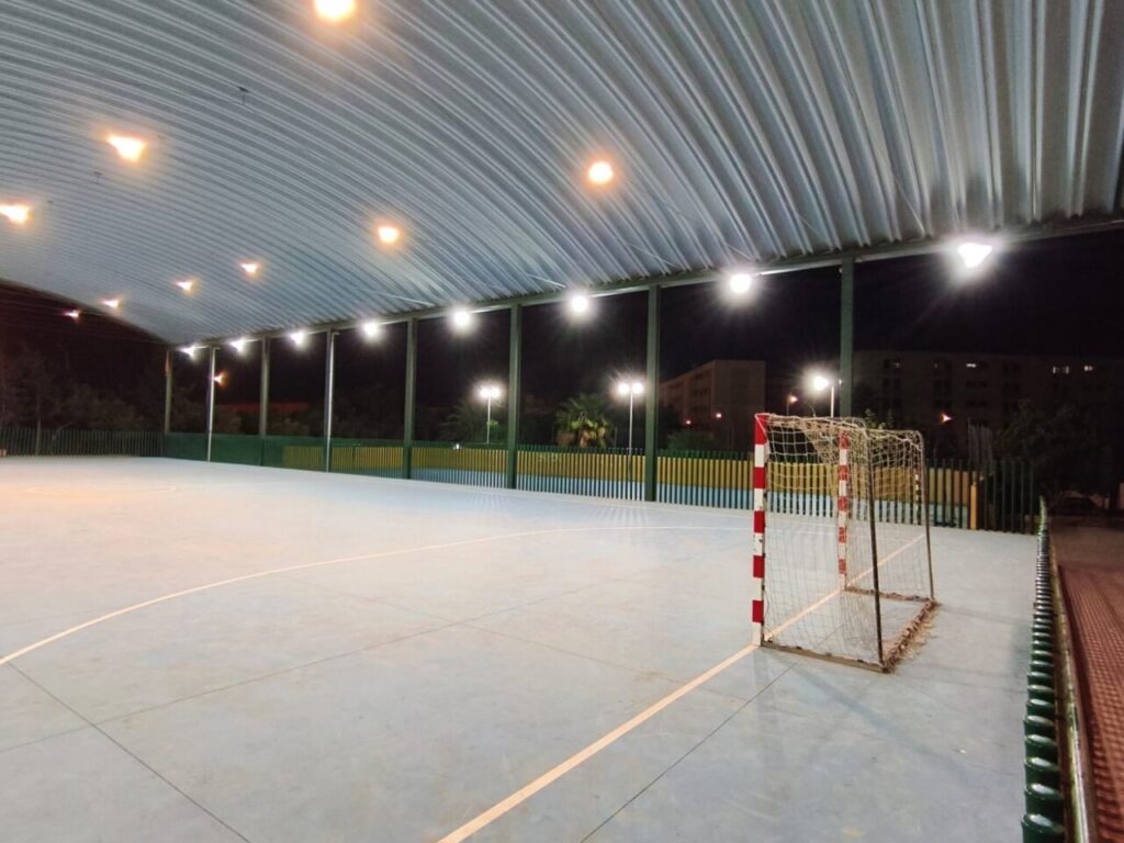 Vista del polideportivo del Colegio Anselmo Pardo con nueva iluminación