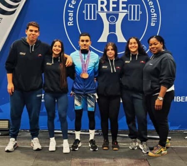 Grupo de atletas locales en el Campeonato de España Junior de halterofilia
