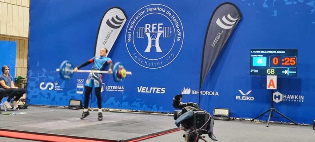 Atleta melillense levantando pesas en campeonato de halterofilia