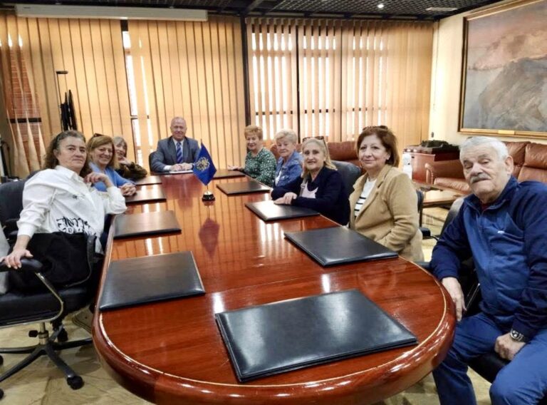 Reunión del gobierno de Melilla sobre accesibilidad en edificios.