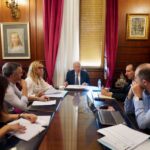 Reunión de trabajo sobre el presupuesto de Melilla para 2026 con varios participantes.