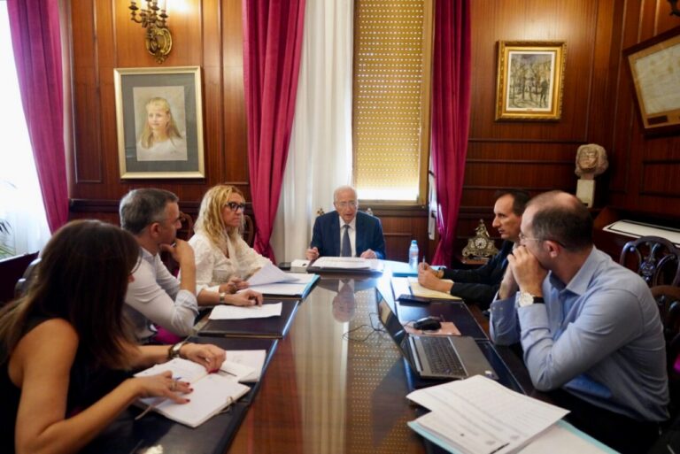 Reunión de trabajo sobre el presupuesto de Melilla para 2026 con varios participantes.