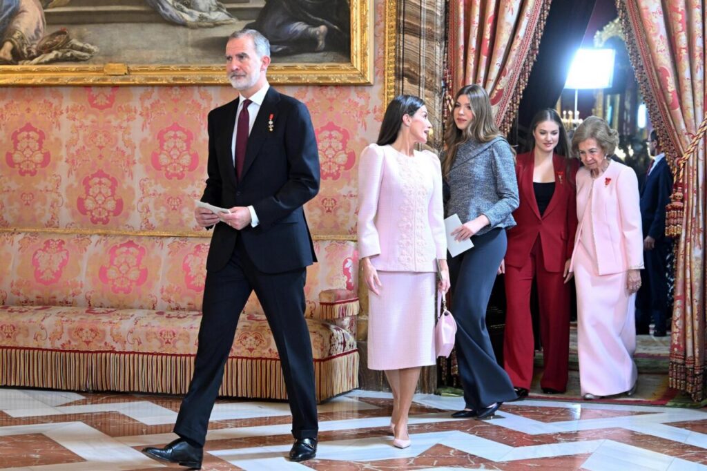El Rey Felipe VI junto a la Reina Letizia y otras figuras en un evento