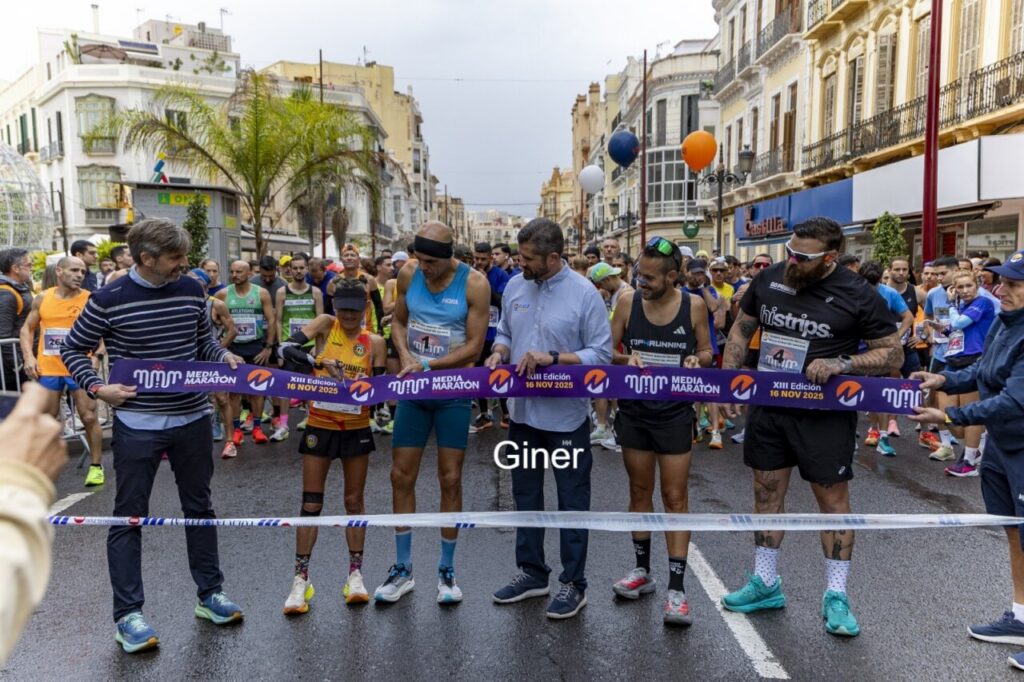 Corredores en la salida de la XIII Media Maratón Ciudad de Melilla