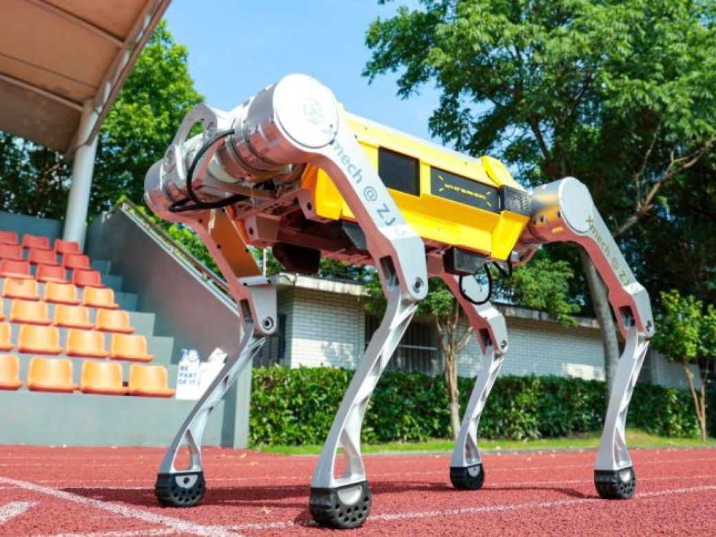 Robot cuadrúpedo de diseño innovador en un entorno exterior