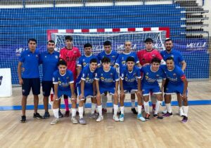 Equipo de fútbol sala del C.F. Rusadir posando en la cancha