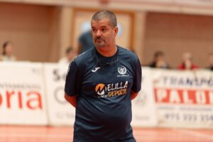 Entrenador Salim Abdelkader del Club Voleibol Melilla en un partido
