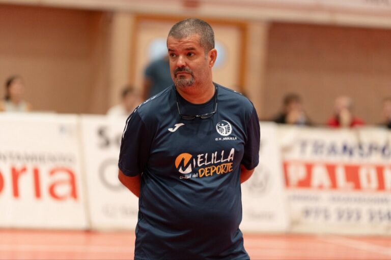Entrenador Salim Abdelkader del Club Voleibol Melilla en un partido