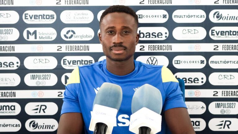 Samu Gomis durante su presentación como jugador de la U.D. Melilla