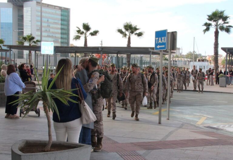 Militares legionarios despidiéndose en el puerto de Melilla