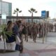 Militares legionarios despidiéndose en el puerto de Melilla