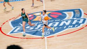 Jugadoras de baloncesto compitiendo en el campeonato infantil-cadete