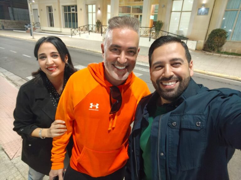 Selfie de tres personas sonriendo en la calle