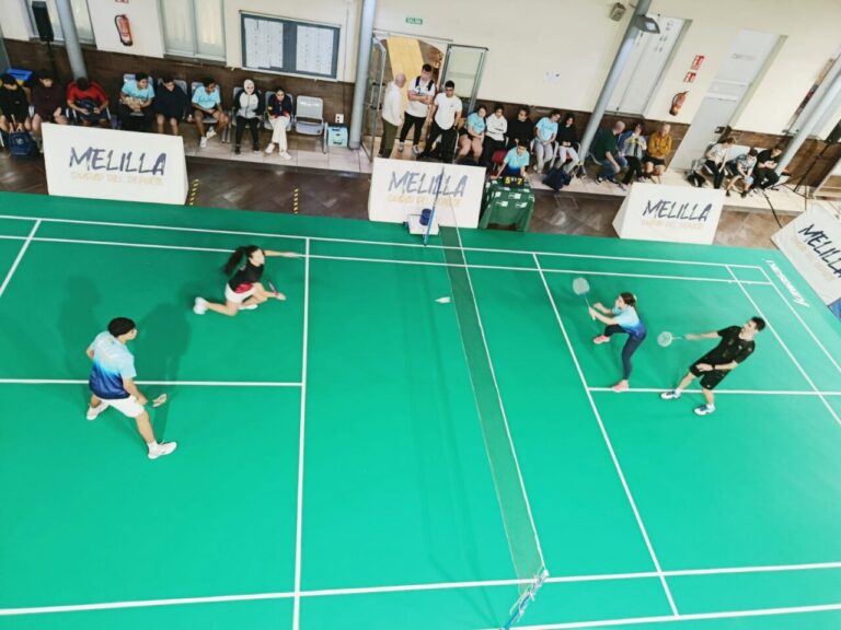 Jugadores compitiendo en la Semana del Bádminton en Melilla