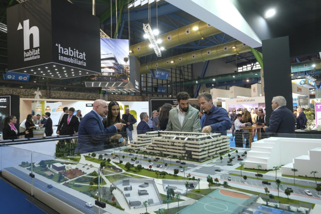 Visitantes observando un modelo arquitectónico en Simed 2025