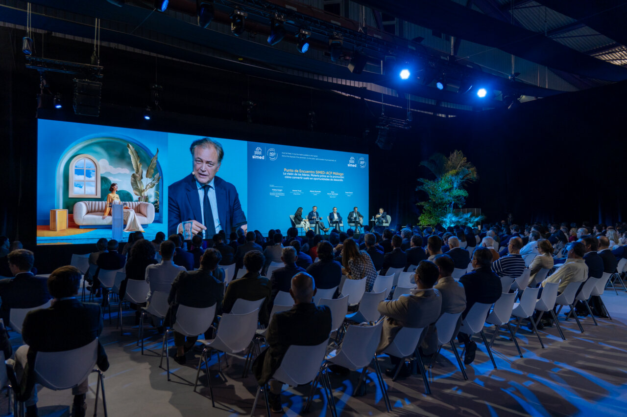 Panel de discusión en el Salón Inmobiliario de Málaga 2025.