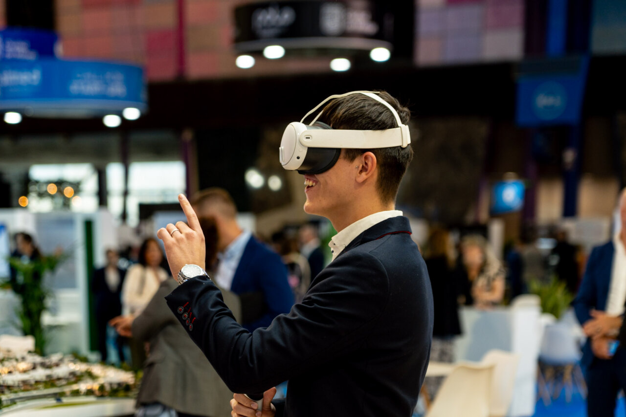 Joven usando gafas de realidad virtual en Simed 2025