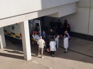 Simulacro de traslado de pacientes en el hospital con personal médico y ambulancia.