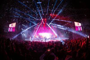 Concierto en Ifema con luces y confeti en el escenario.