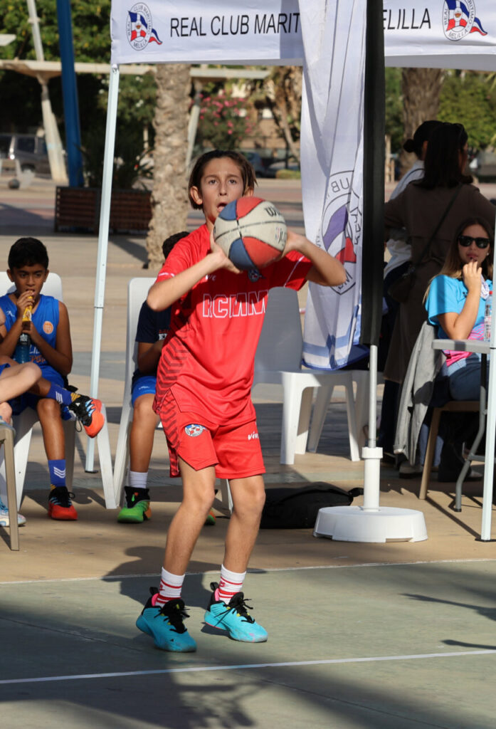 Niño lanzando un balón de baloncesto en el torneo 3x3 RCMM.