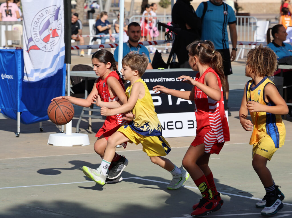 Niños jugando baloncesto en el II Torneo 3x3 RCMM