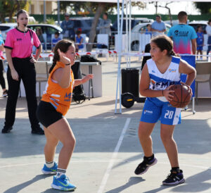 Jugadoras compiten en el II Torneo 3x3 del Real Club Marítimo de Melilla