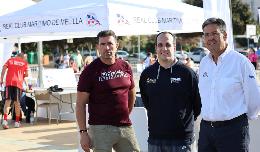 Participantes del II Torneo 3x3 RCMM en Melilla posando juntos.