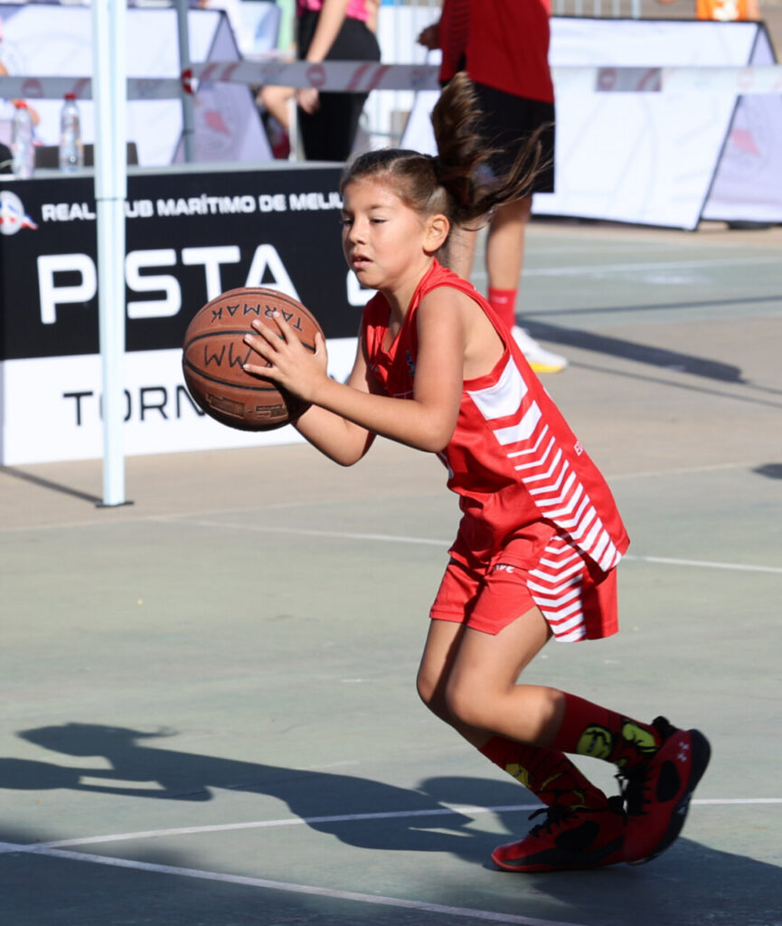 Niña jugando baloncesto en el II Torneo 3x3 RCMM