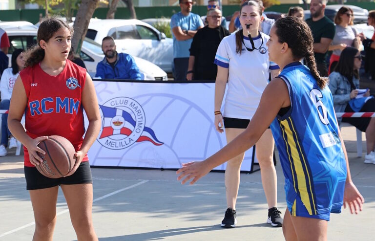 Jugadoras compitiendo en el II Torneo 3x3 del Real Club Marítimo de Melilla