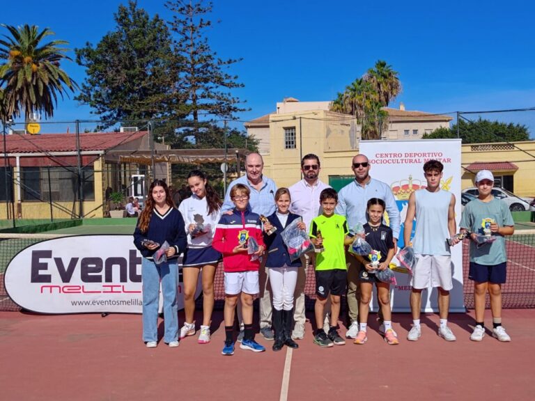Participantes del II Torneo de Tenis Multisport Melilla con trofeos en la cancha
