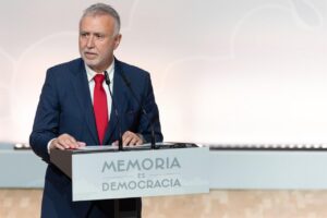 Ángel Víctor Torres hablando en una rueda de prensa sobre un informe de la UCO.