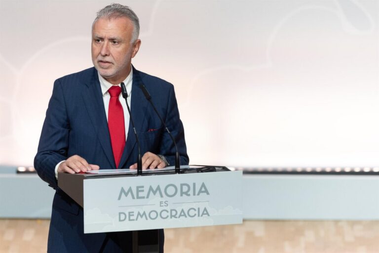 Ángel Víctor Torres hablando en una rueda de prensa sobre un informe de la UCO.