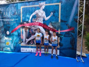 Tres jóvenes atletas posando en el Cross Internacional de Itálica