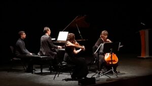 Trío Ravel tocando en el Teatro Kursaal durante un concierto de música clásica.