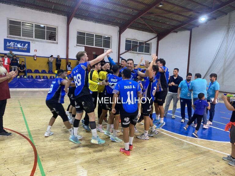 Jugadores del Balonmano Virgen de la Victoria celebrando una victoria emocionante.
