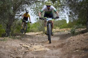 Ciclistas compitiendo en el Trofeo BTT Patrones Universitarios en Melilla