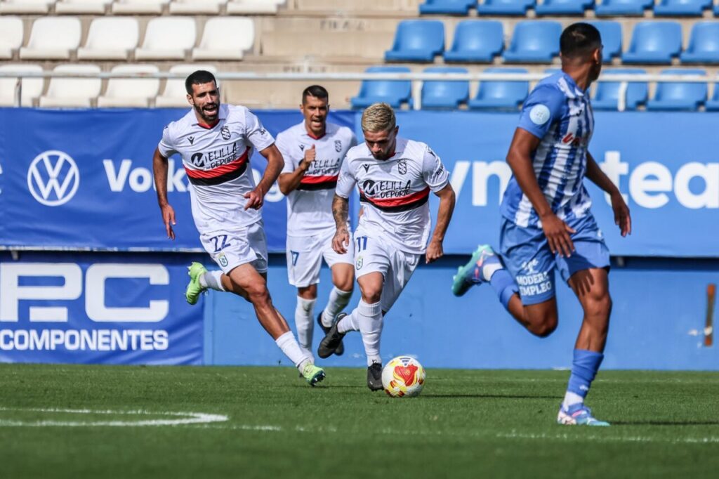 Jugadores de la U.D. Melilla en un partido de fútbol