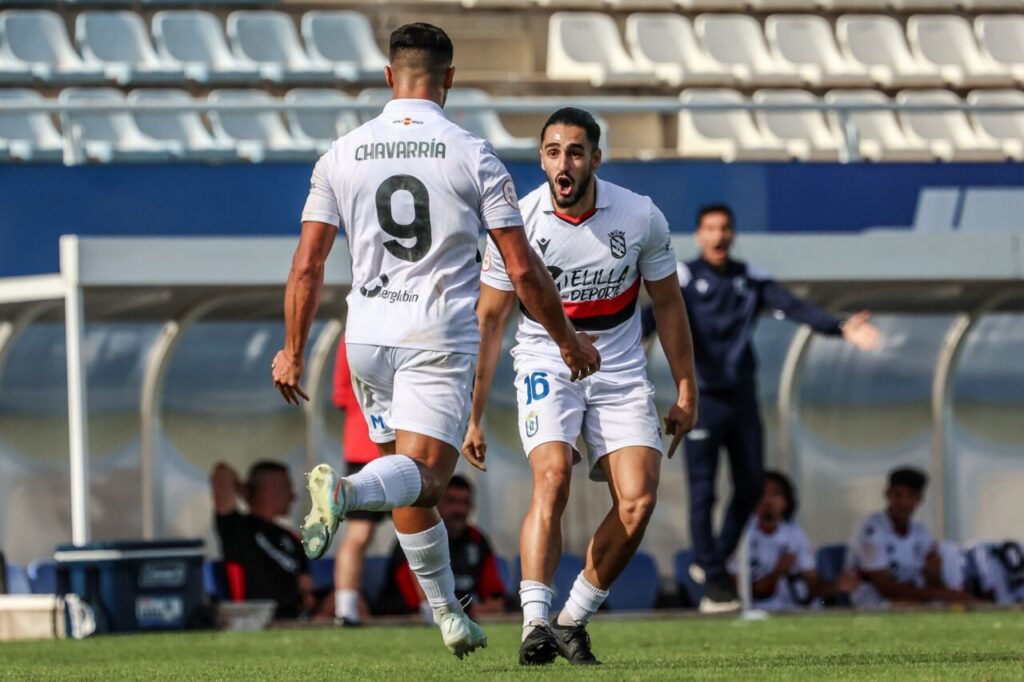 Jugadores de la U.D. Melilla celebrando un gol durante el partido