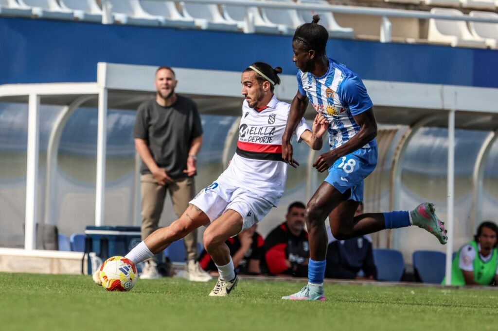 Jugadores de la U.D. Melilla y Águilas CF en un partido de fútbol