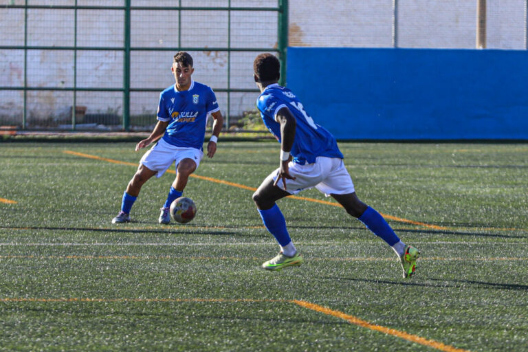 Jugadores de la U.D. Melilla B en un partido de fútbol en el campo