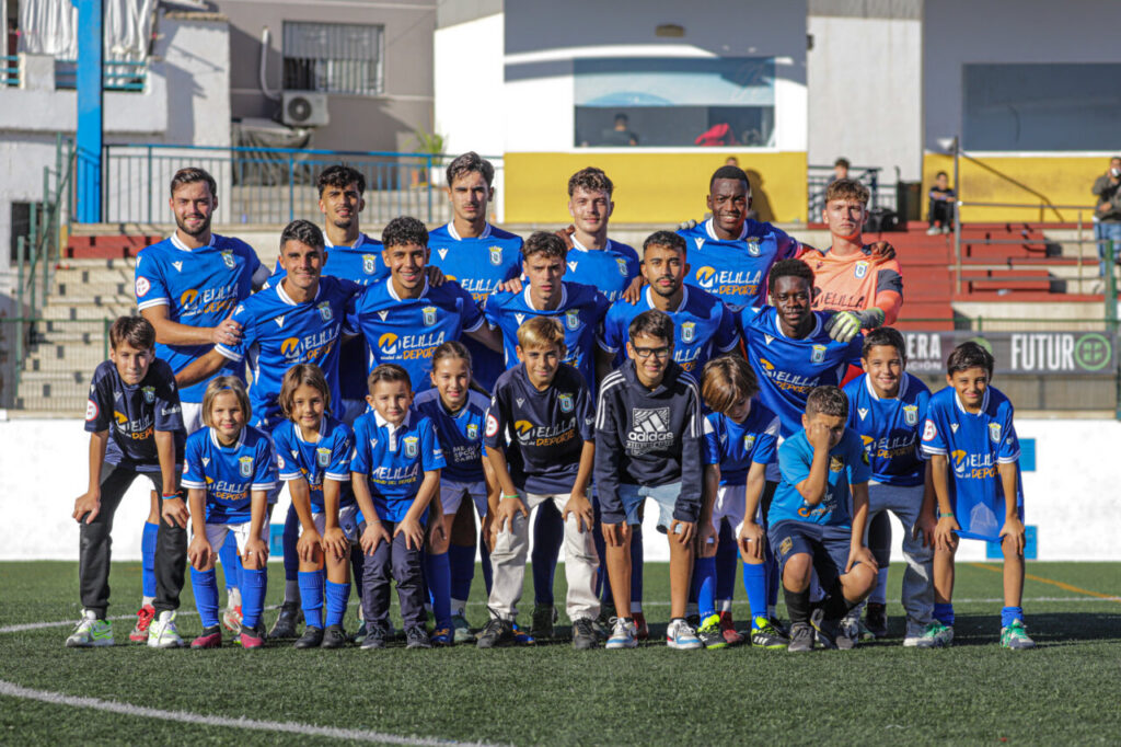 Equipo de fútbol U.D. Melilla B posando en el campo