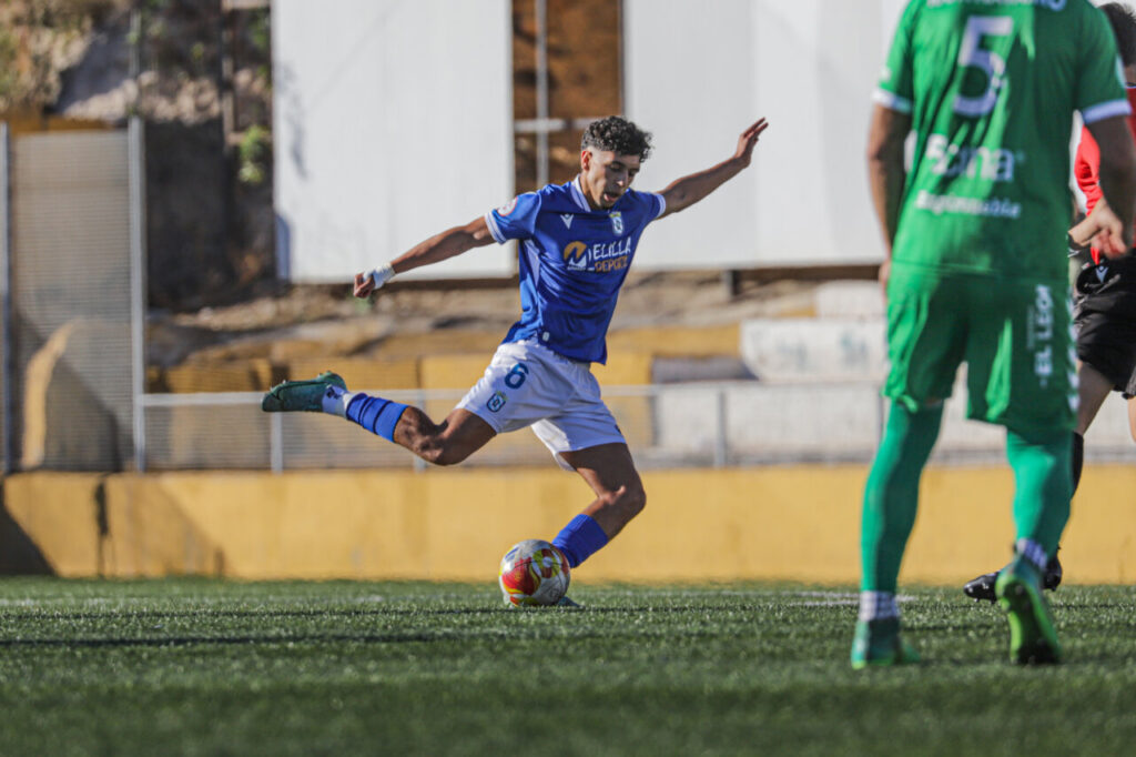 Jugador de la U.D. Melilla B en acción durante un partido de fútbol
