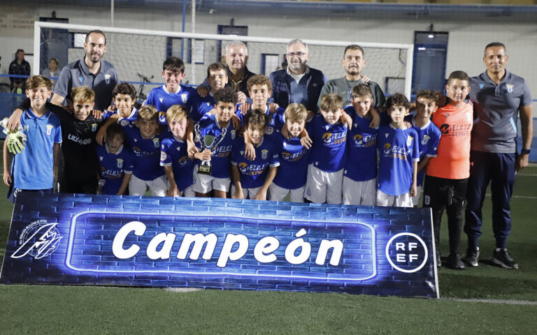 Equipo de fútbol U.D. Melilla celebrando su victoria con el trofeo
