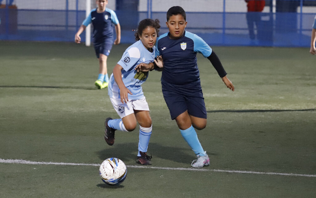 Niños jugando al fútbol durante la Copa Federación Alevín