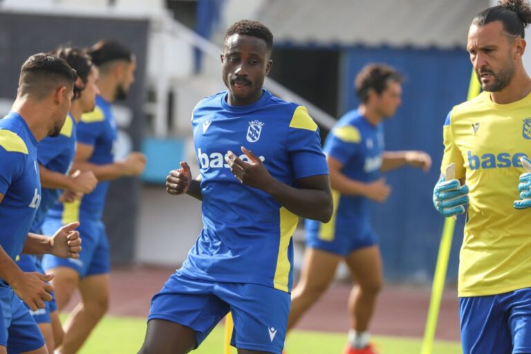 Samu Gomis entrenando con la U.D. Melilla en el Estadio Municipal Álvarez Claro.