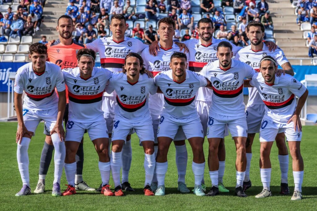 Jugadores de la U.D. Melilla posando antes del partido contra el Águilas CF